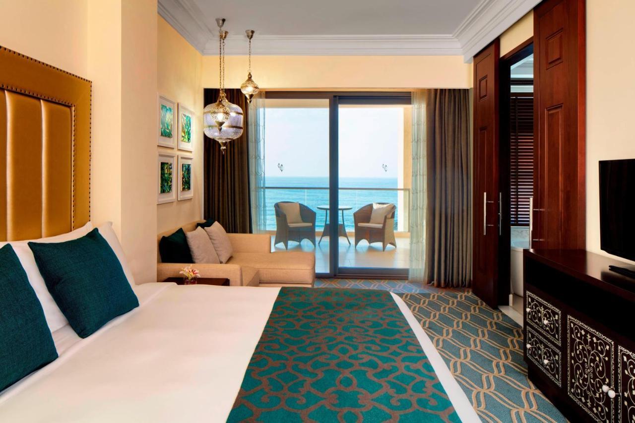 Ajman Saray, A Luxury Collection Resort, אג'מן מראה חיצוני תמונה A guest room at the Jumeirah Beach Hotel