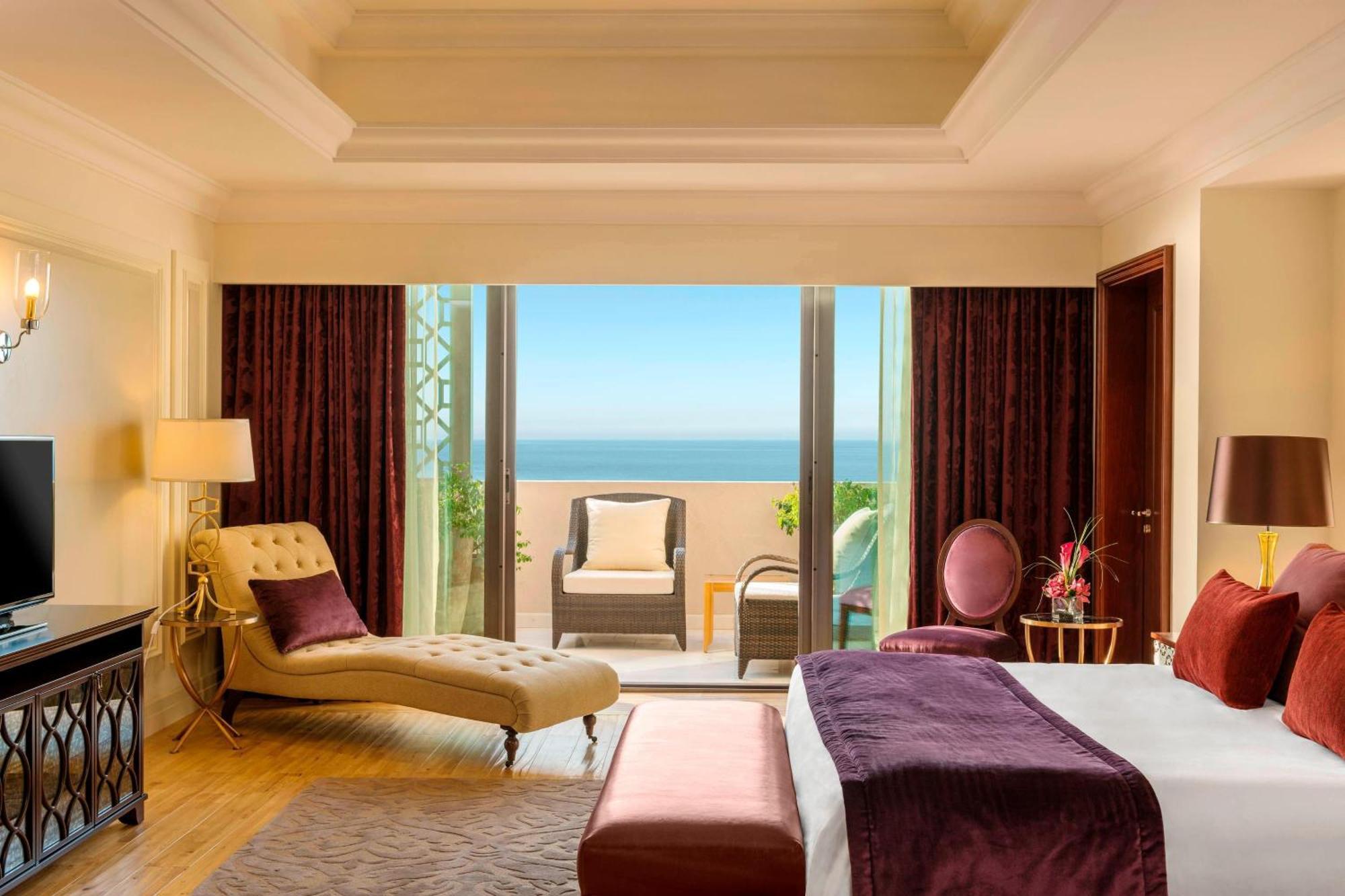 Ajman Saray, A Luxury Collection Resort, אג'מן מראה חיצוני תמונה A guest room at Jumeirah Atlantis