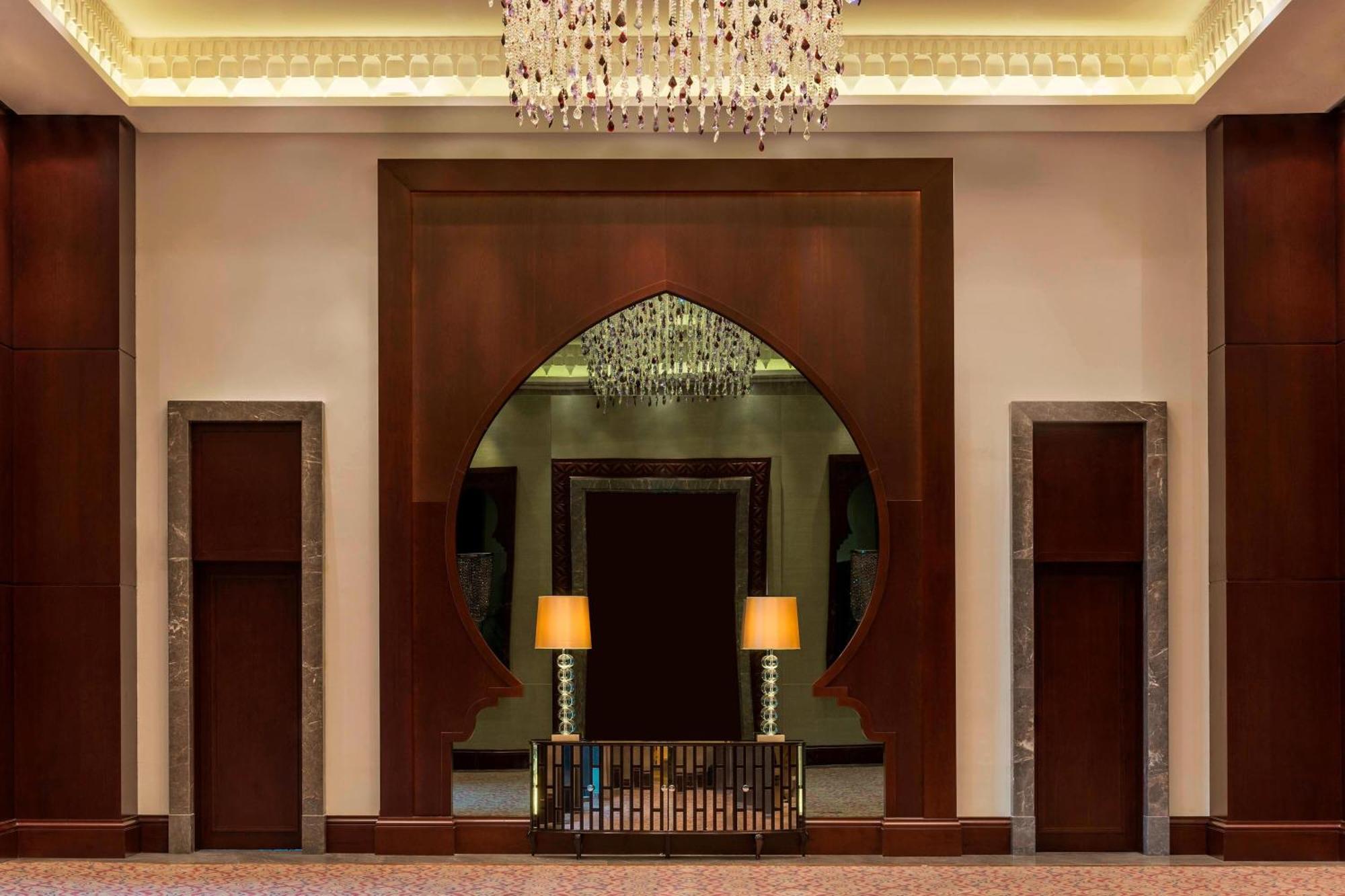 Ajman Saray, A Luxury Collection Resort, אג'מן מראה חיצוני תמונה The hotel's lobby