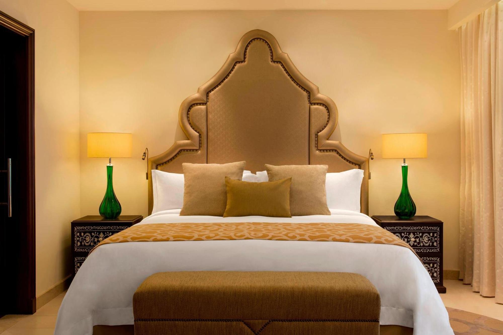 Ajman Saray, A Luxury Collection Resort, אג'מן מראה חיצוני תמונה A bedroom at the Ritz-Carlton, DIFC